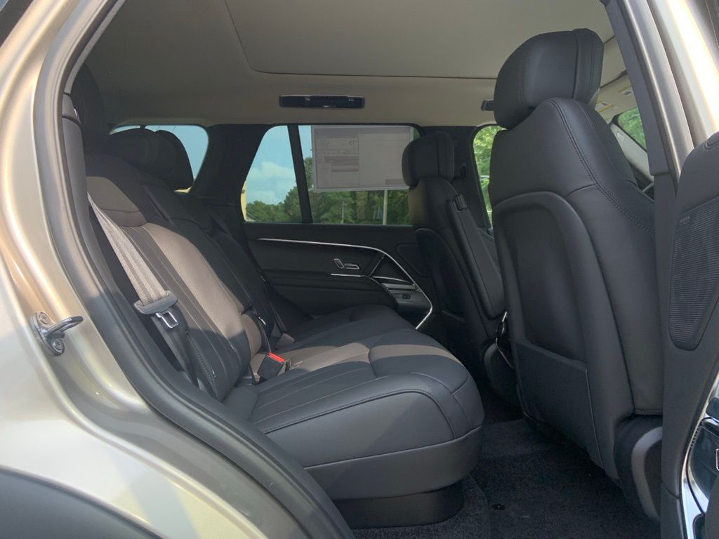 2025 Land Rover Range Rover SE photo 17