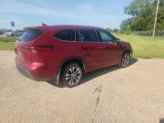 2021 Toyota Highlander XLE photo 2