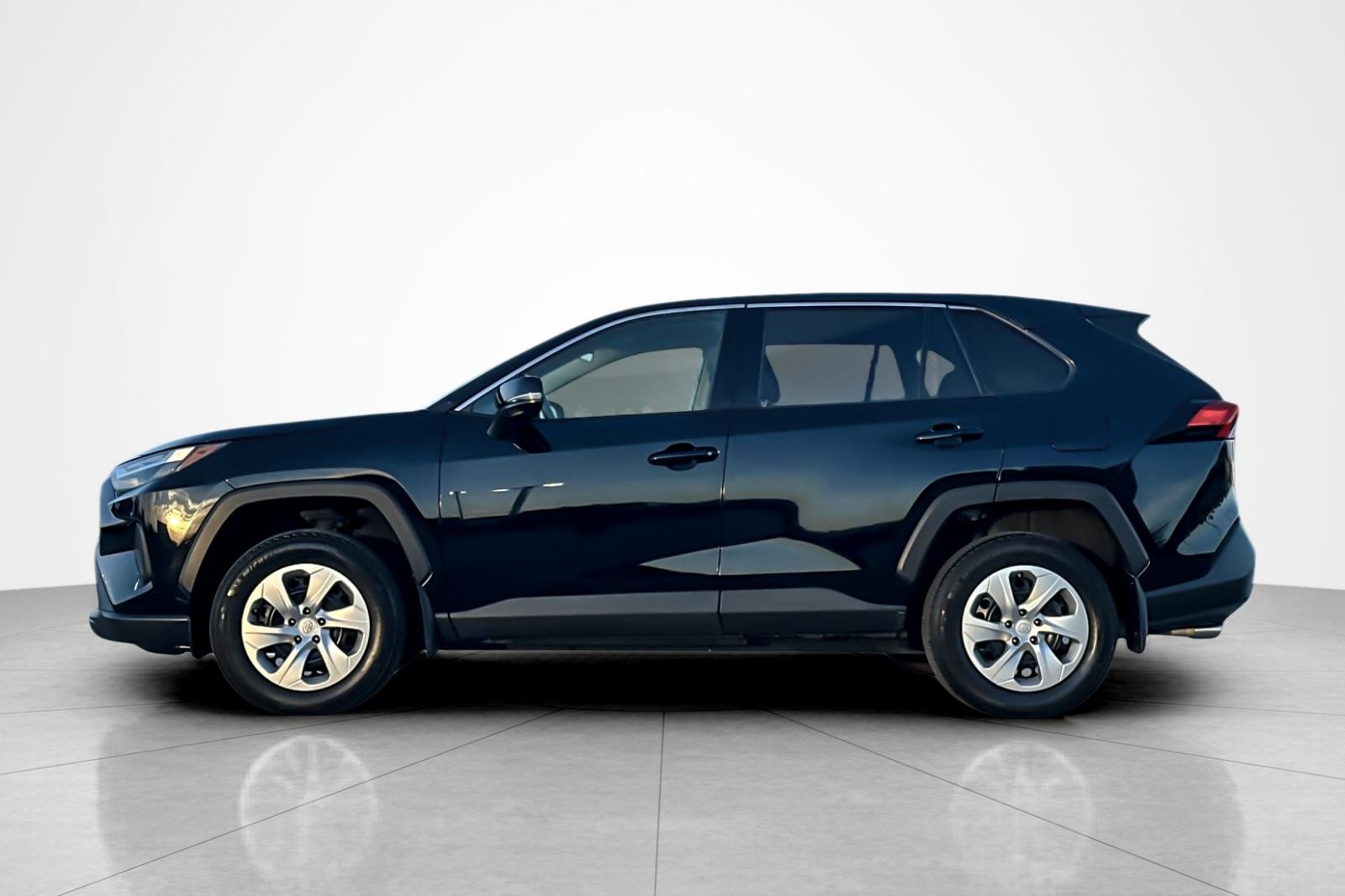 2023 Toyota RAV4 LE photo 2