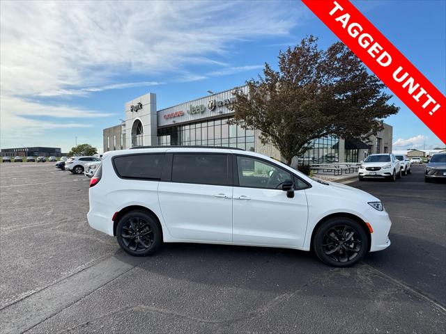 2026 Chrysler Pacifica Limited's photo