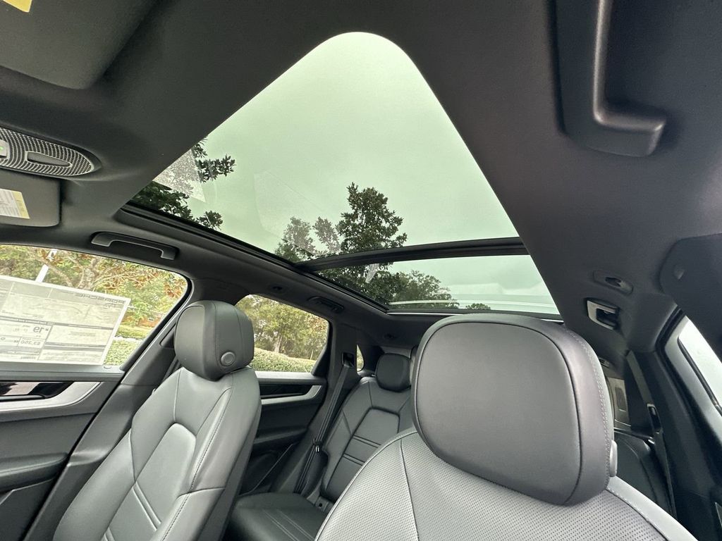 2025 Porsche Cayenne Base photo 25