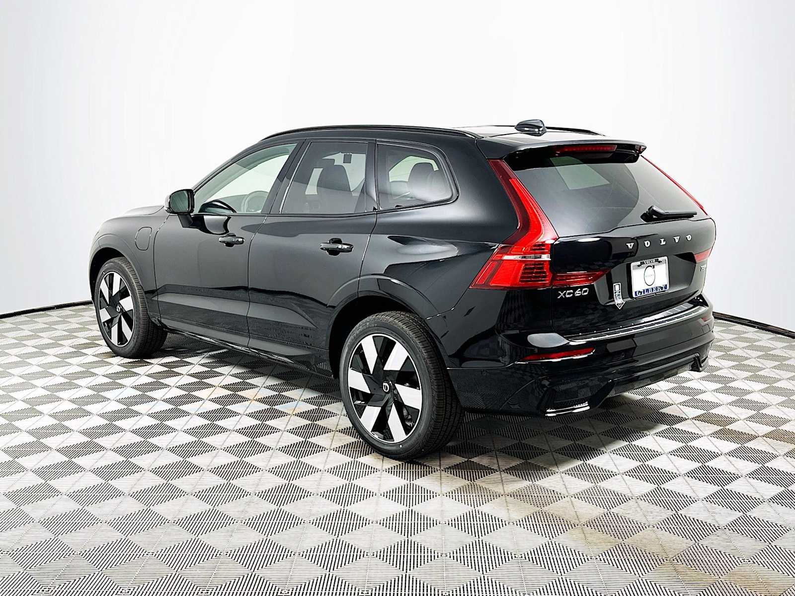2025 Volvo XC60 T8 Plus photo 4