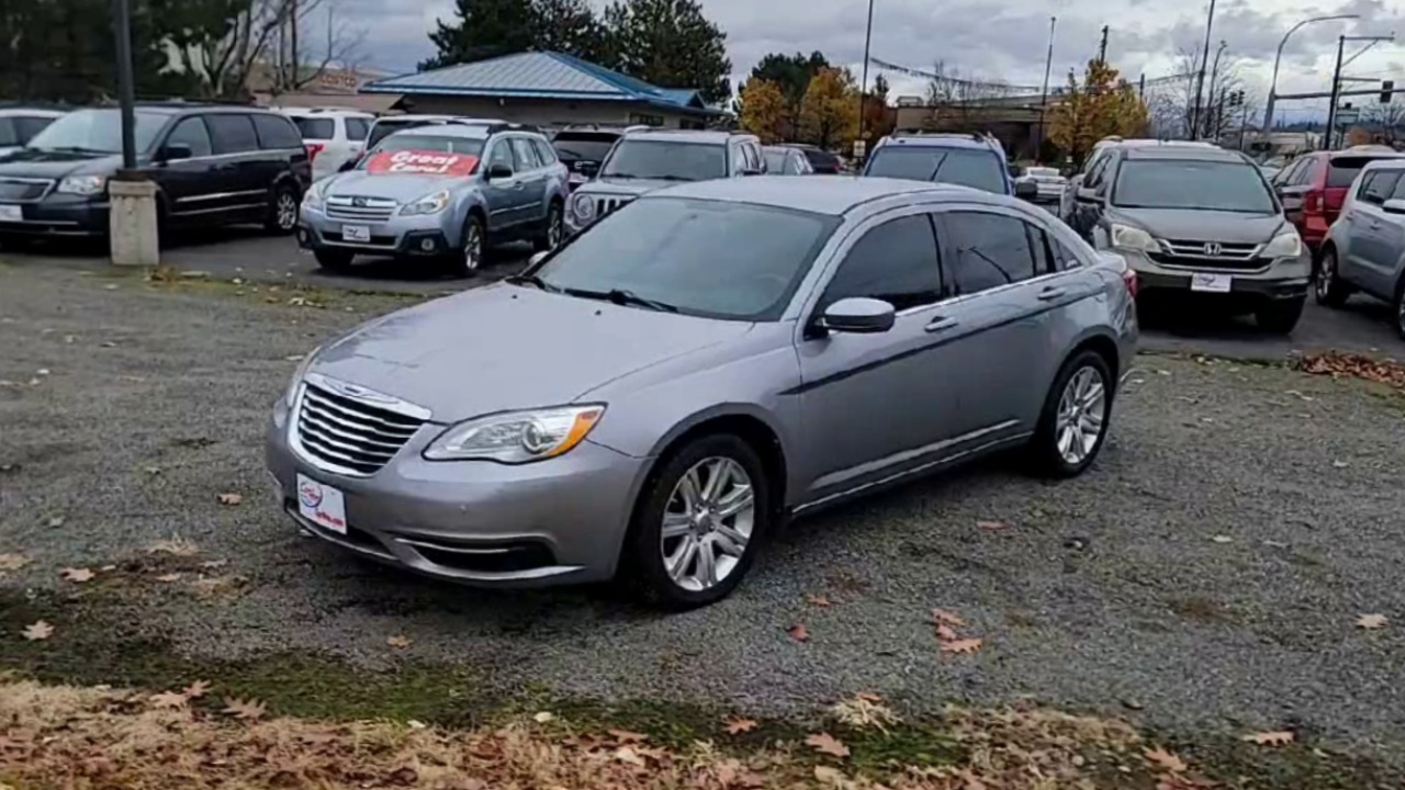 2013 Chrysler 200 LX photo 3