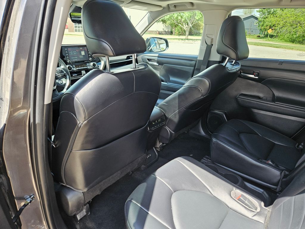 2022 Toyota Highlander XLE photo 24