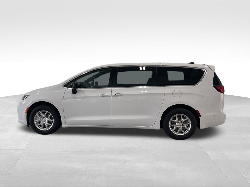 2025 Chrysler Pacifica LE photo 3