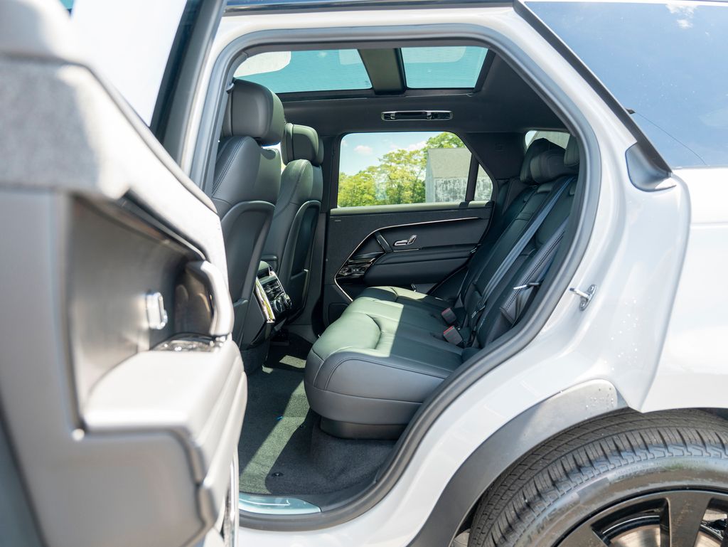 2025 Land Rover Range Rover Sport SE photo 18
