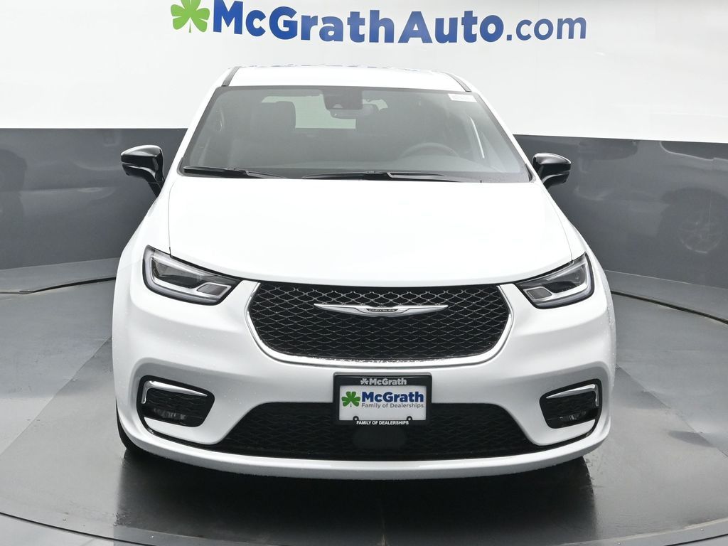 2026 Chrysler Pacifica photo 3