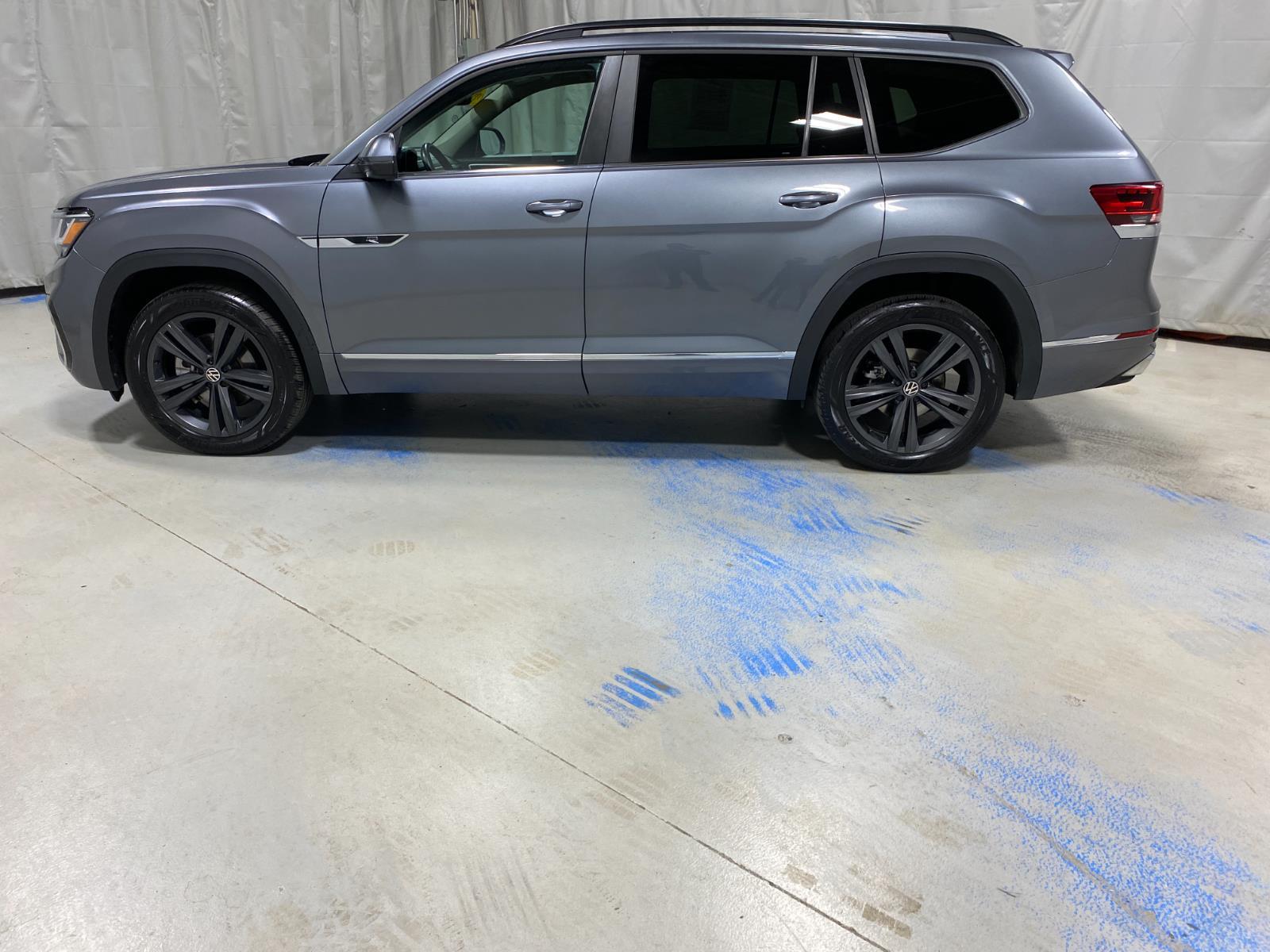 2021 Volkswagen Atlas V6 SE Technology R-Line photo 2