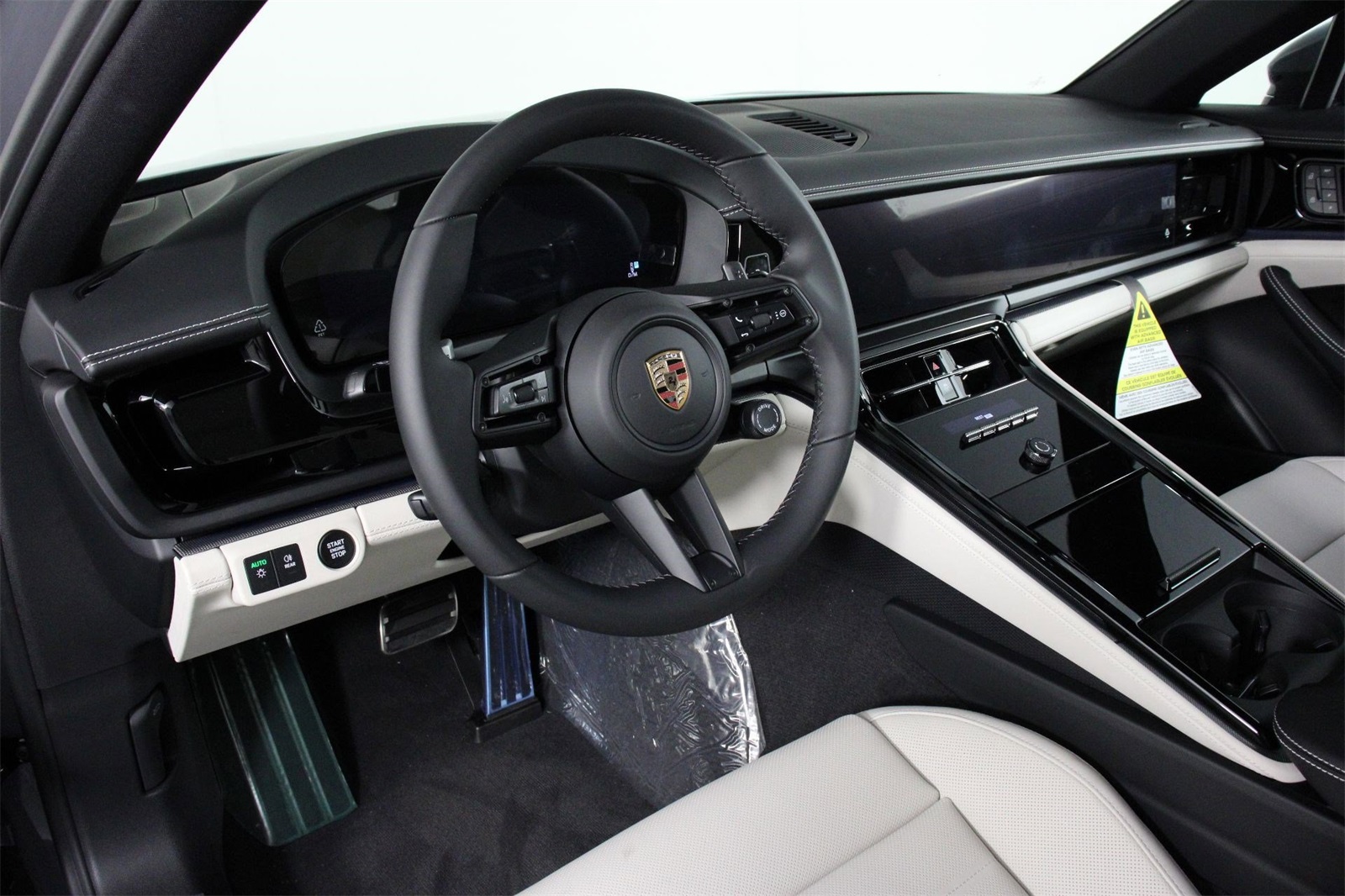 2025 Porsche Panamera 4 photo 4