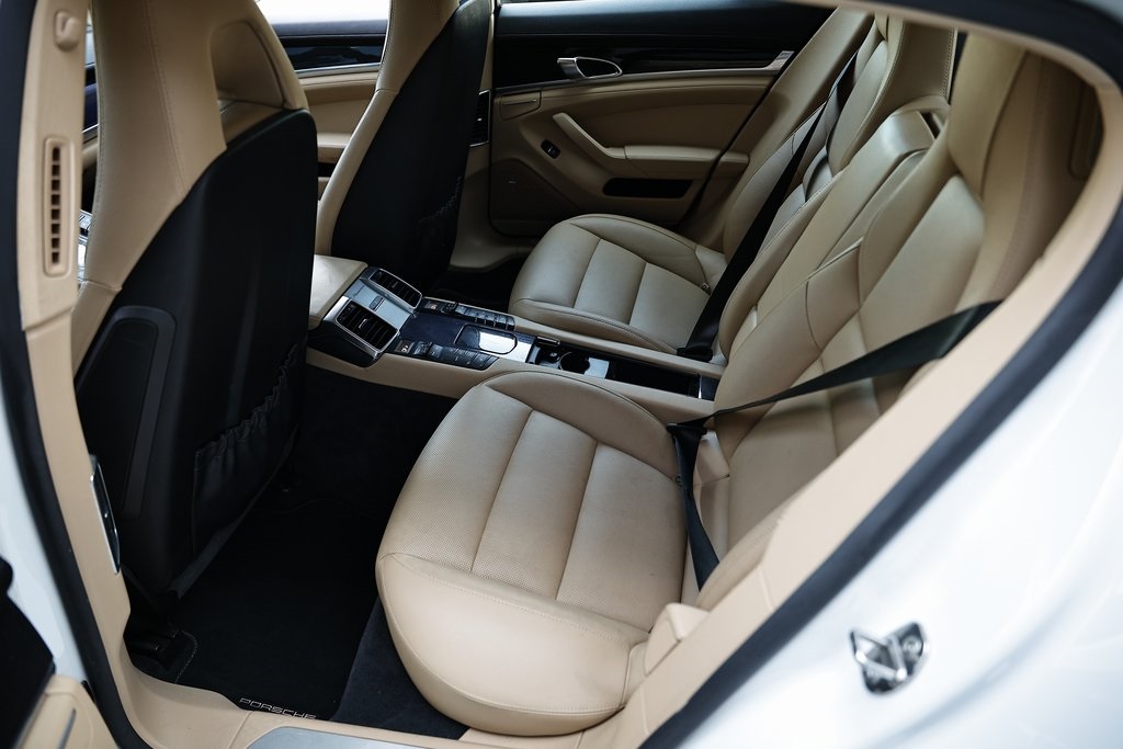 2015 Porsche Panamera Base photo 27