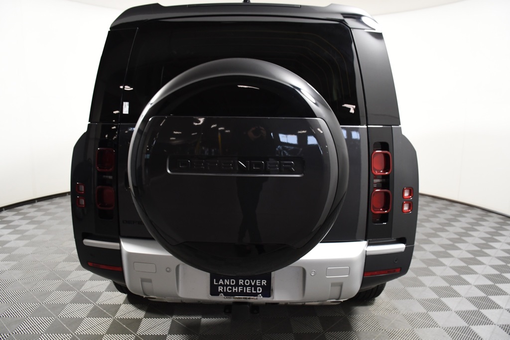 2025 Land Rover Defender 130 S photo 5