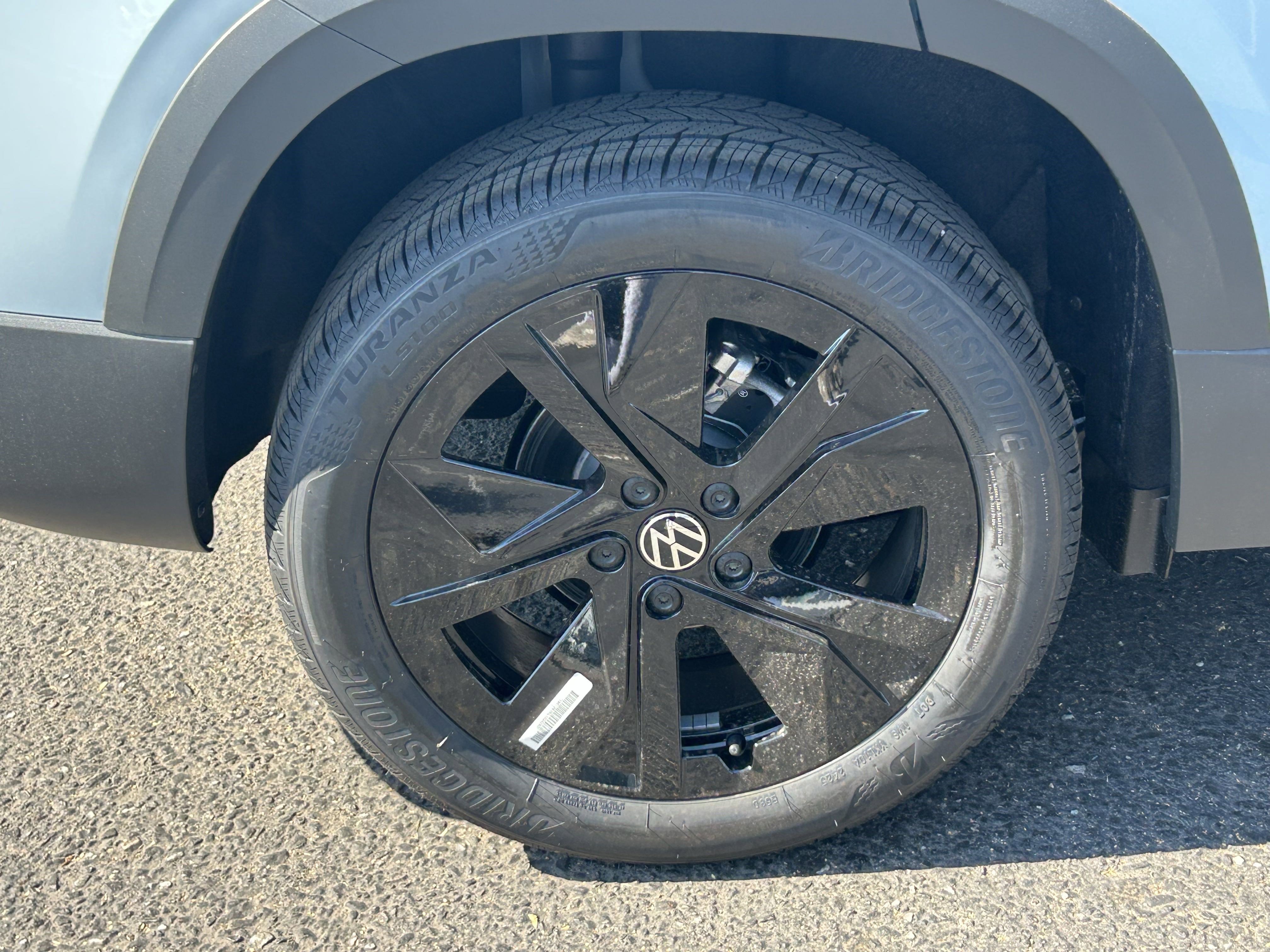 2025 Volkswagen Taos SE photo 2