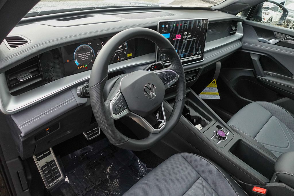 2026 Volkswagen Tiguan SE R-Line Black photo 4