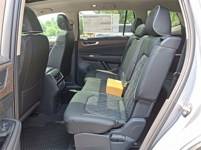 2025 Volkswagen Atlas SEL Premium R-Line photo 8