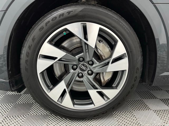2022 Audi e-tron Premium photo 42