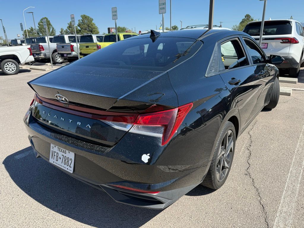 2023 Hyundai Elantra SEL photo 2