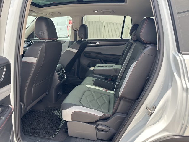 2025 Volkswagen Atlas Peak Edition SE photo 13