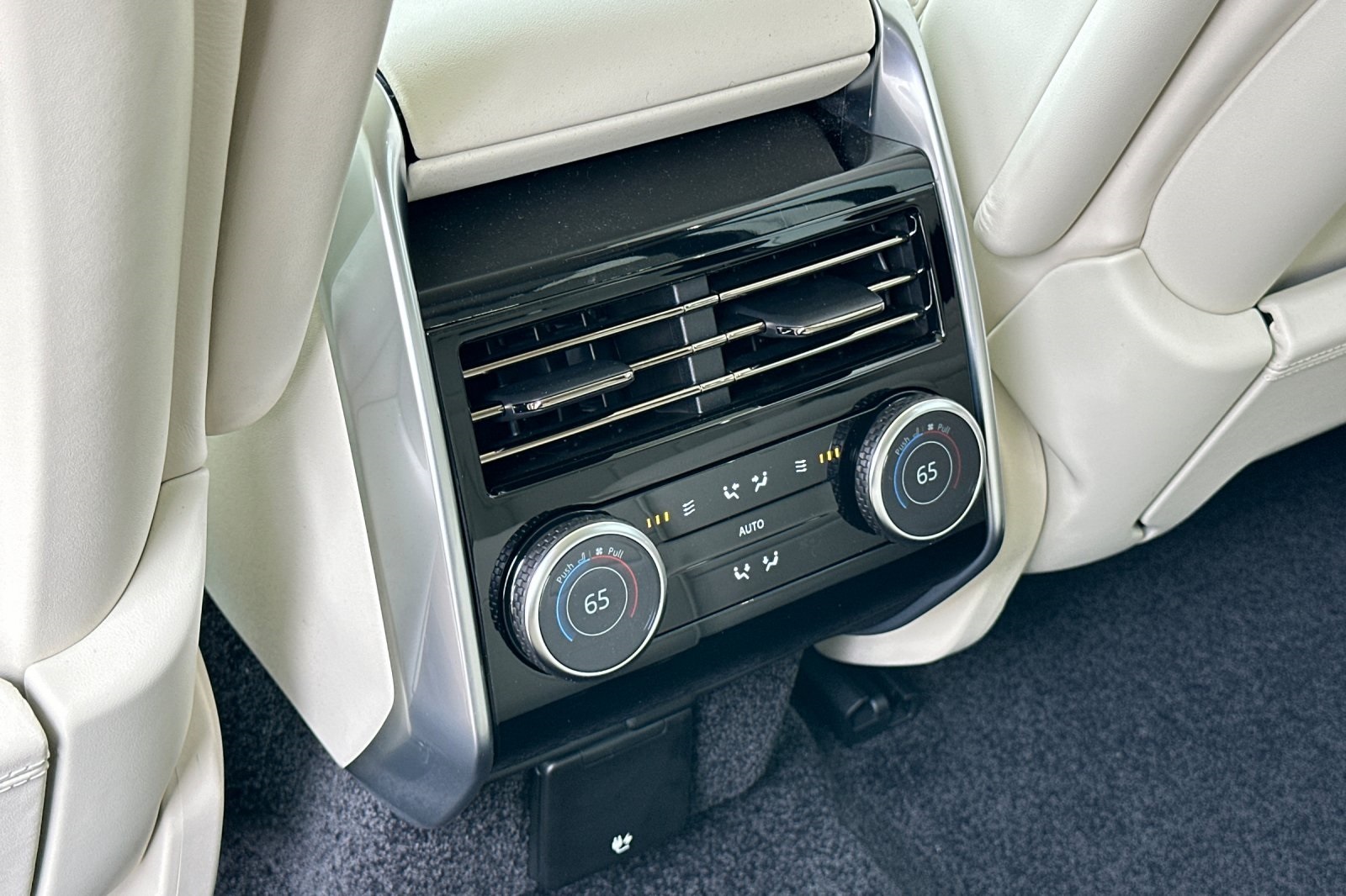 2025 Land Rover Range Rover SE photo 13
