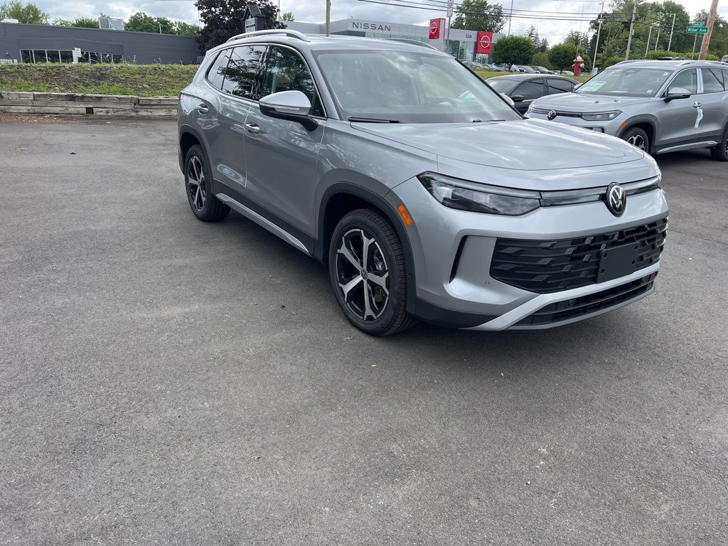 2025 Volkswagen Tiguan SE photo 3