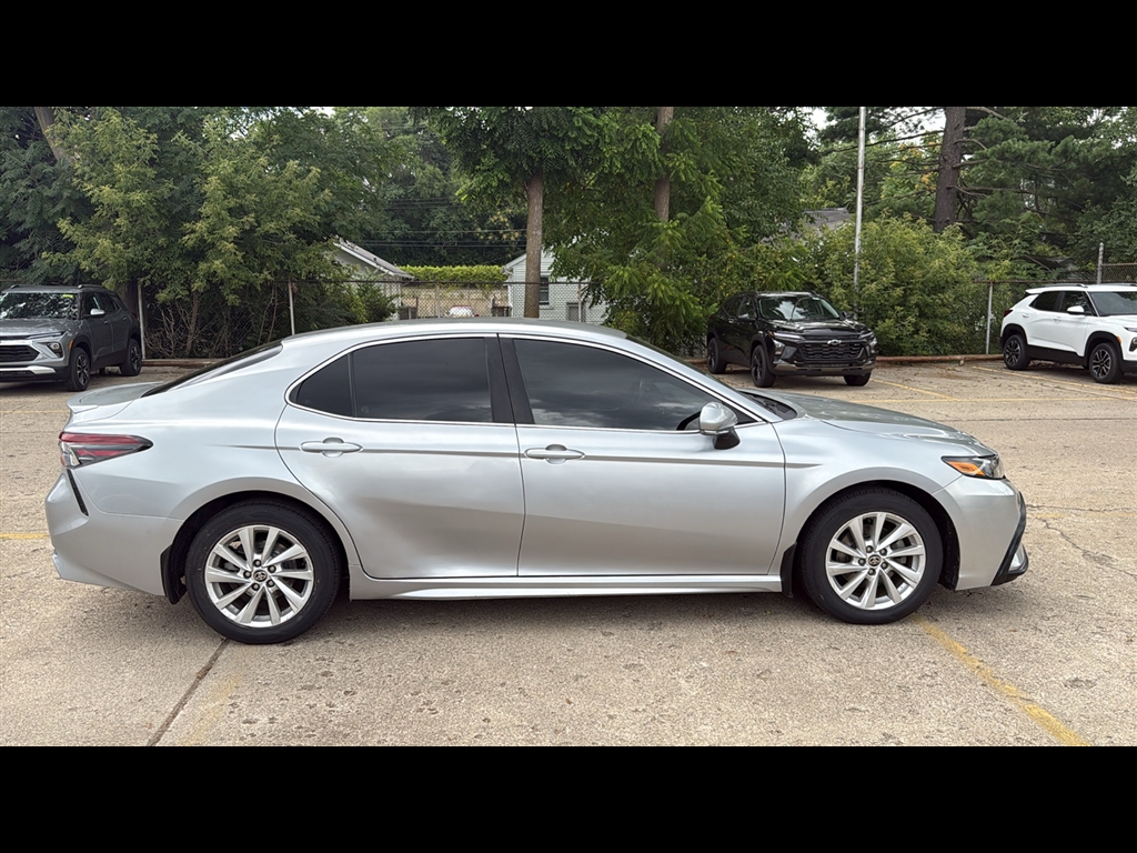 2023 Toyota Camry SE photo 2