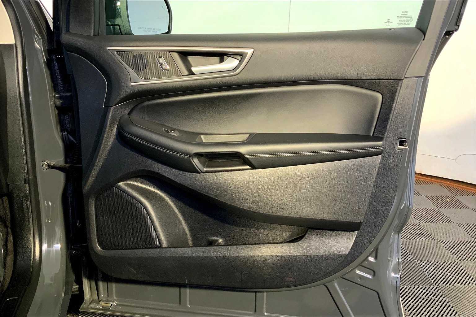 2021 Ford Edge SEL photo 22