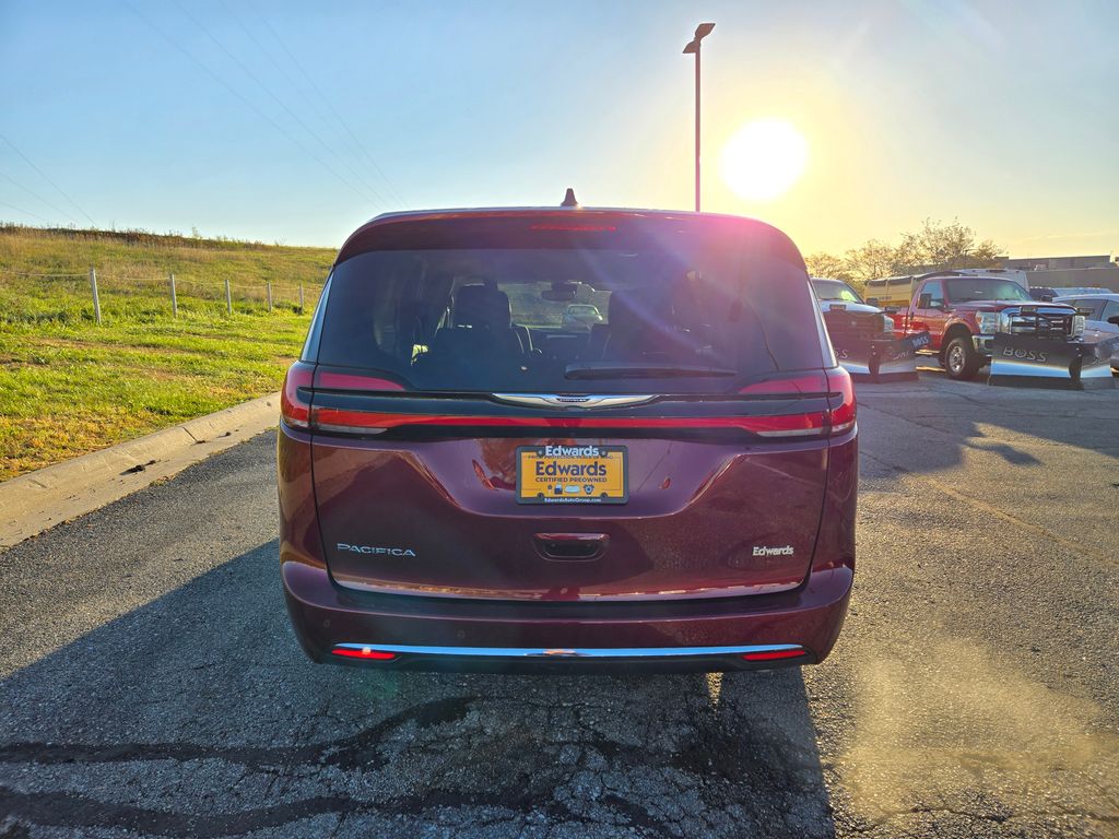 2023 Chrysler Pacifica Touring L photo 4