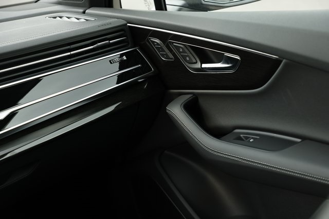 2025 Audi Q7 55 Prestige photo 28