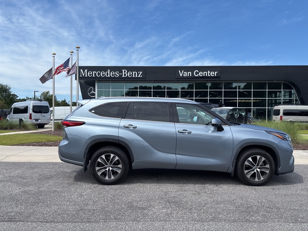 2021 Toyota Highlander XLE photo 2