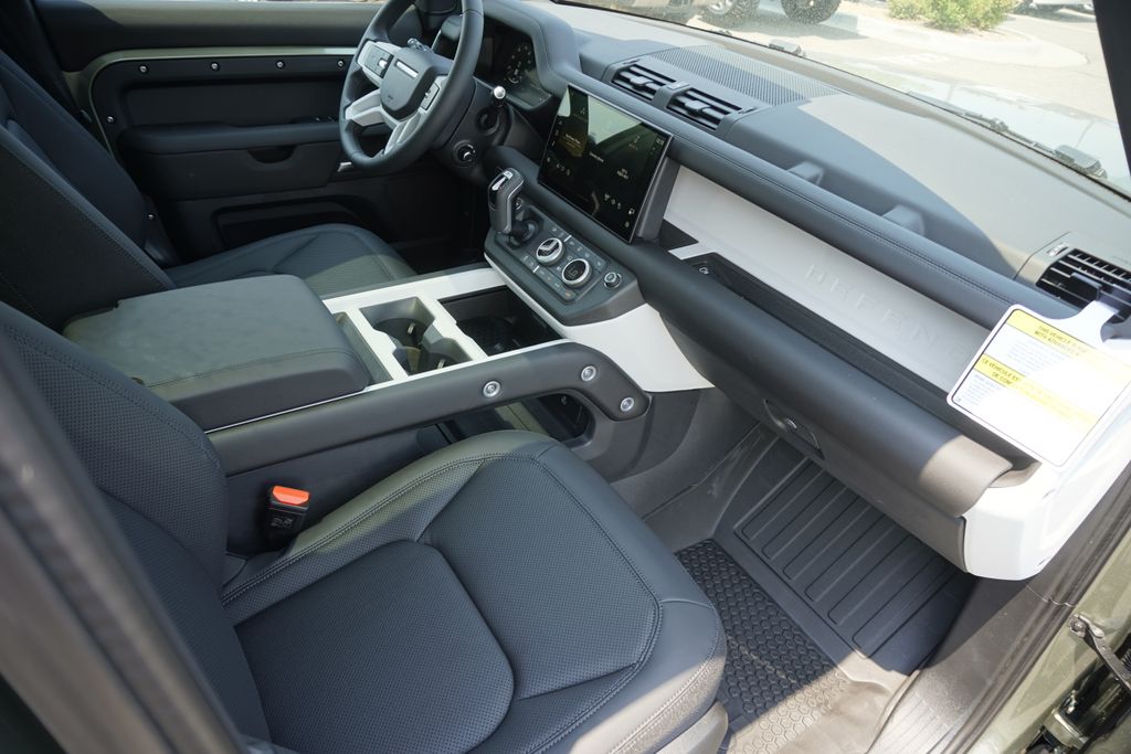 2025 Land Rover Defender 110 S photo 21