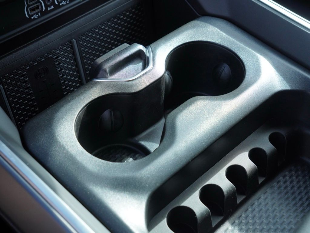 New 2026 Diamond Black Crystal Pearl-Coat Exterior Paint RAM Big Horn Night Edition image 18