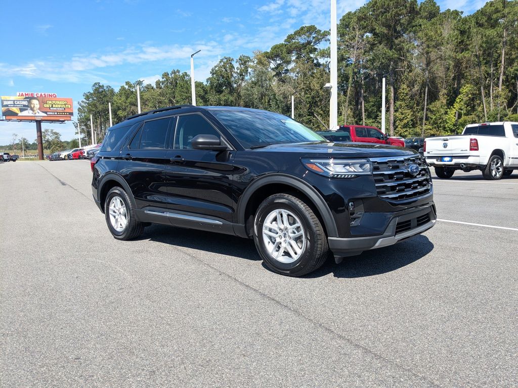 2025 Ford Explorer photo 2
