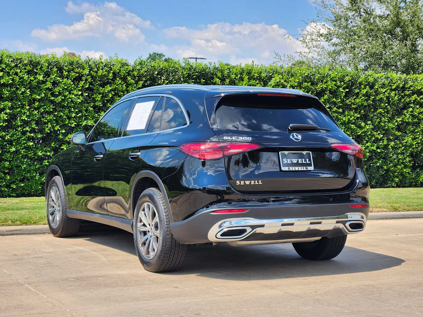 2025 Mercedes Benz GLC 300 photo 2