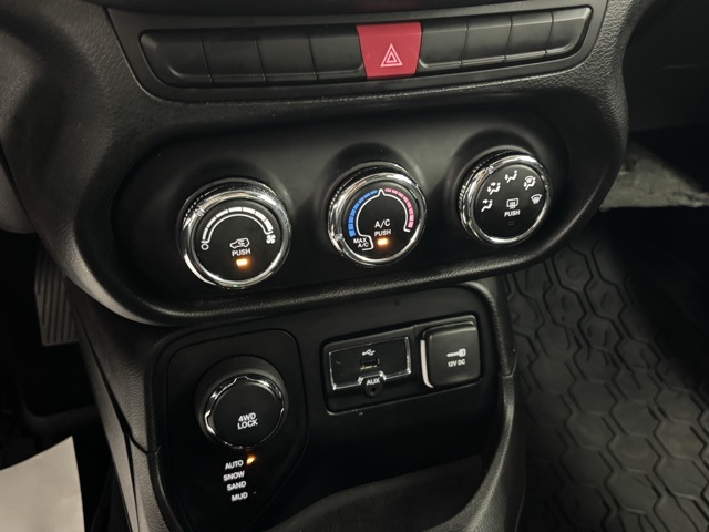 2015 Jeep Renegade Latitude North Edition photo 17