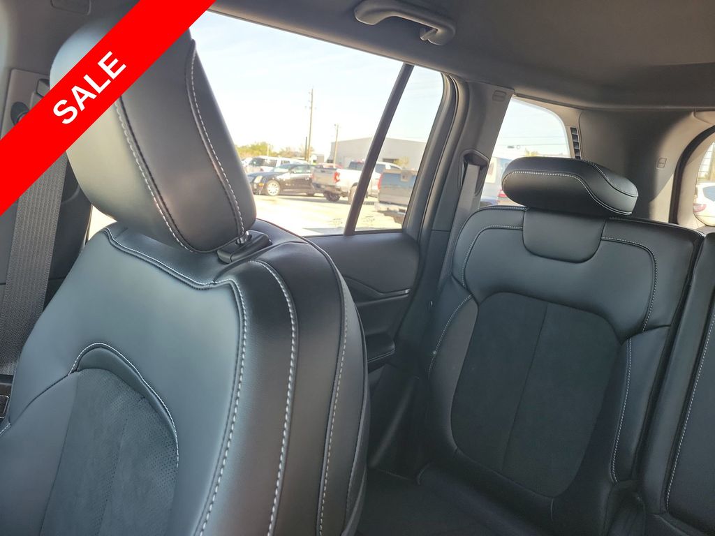 2025 Jeep Grand Cherokee Laredo Altitude photo 12