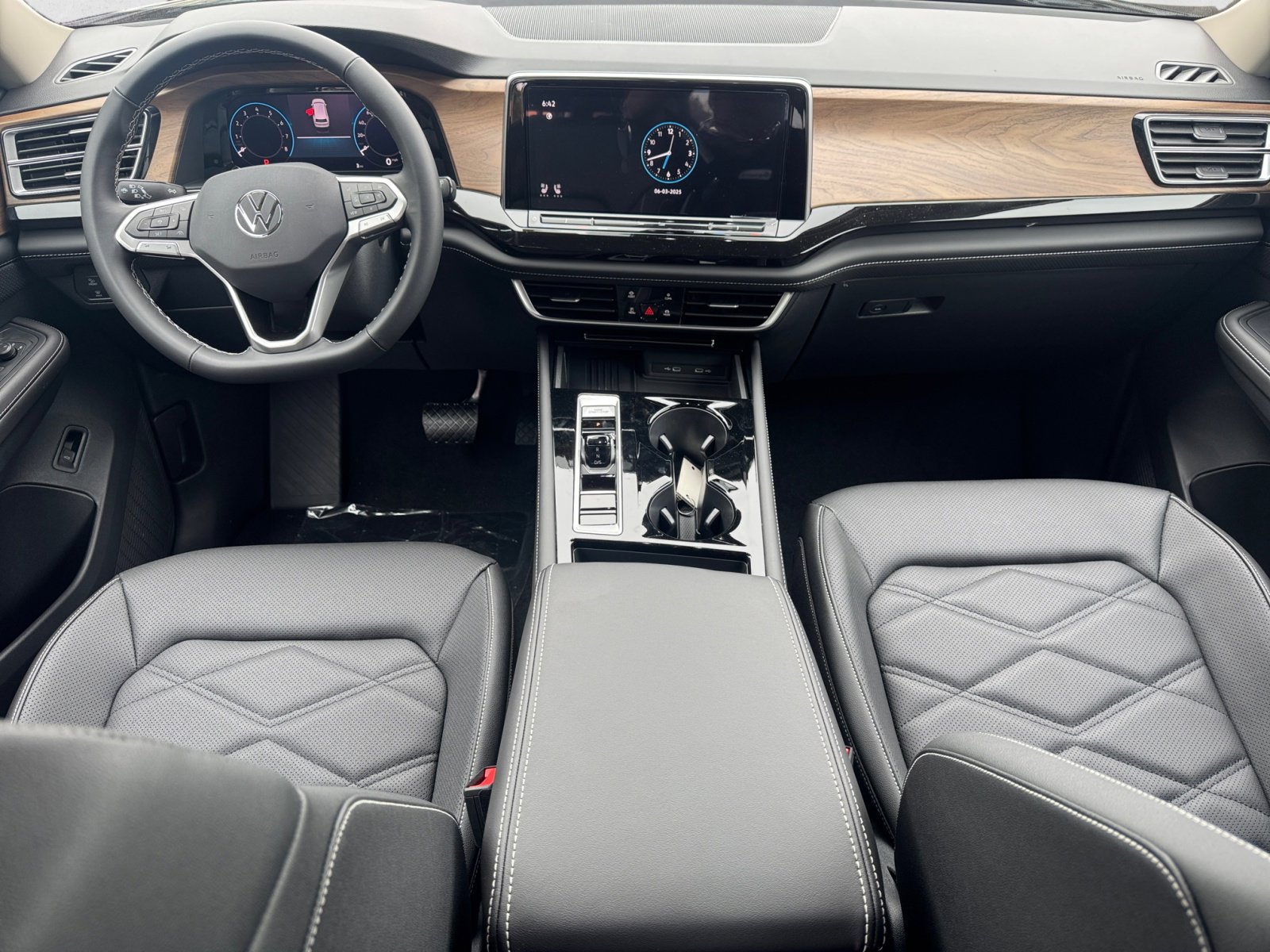2025 Volkswagen Atlas SE Technology photo 10