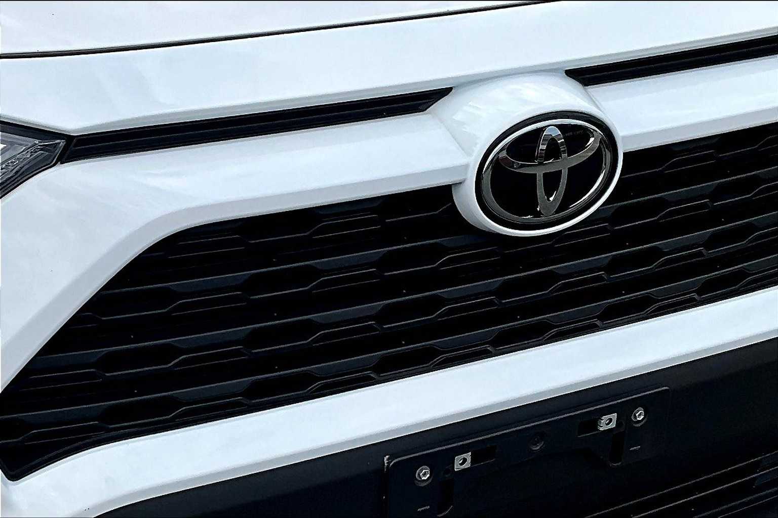 2024 Toyota RAV4 LE photo 22