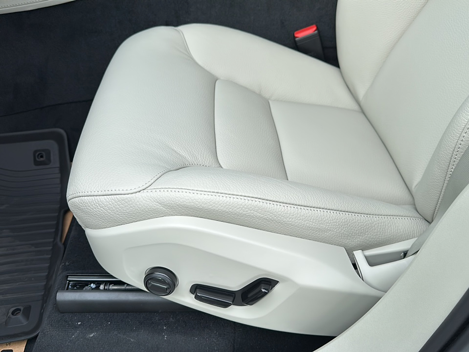 New 2025 Crystal White Volvo T8 Plus 7-Seater image 13