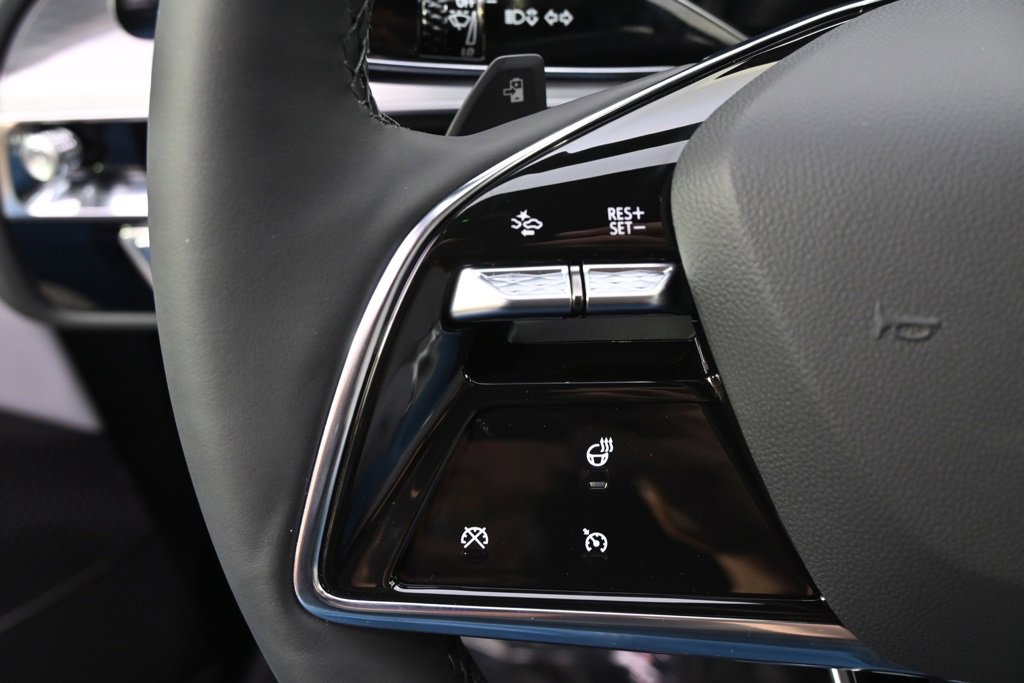 2025 Cadillac Lyriq Luxury photo 25