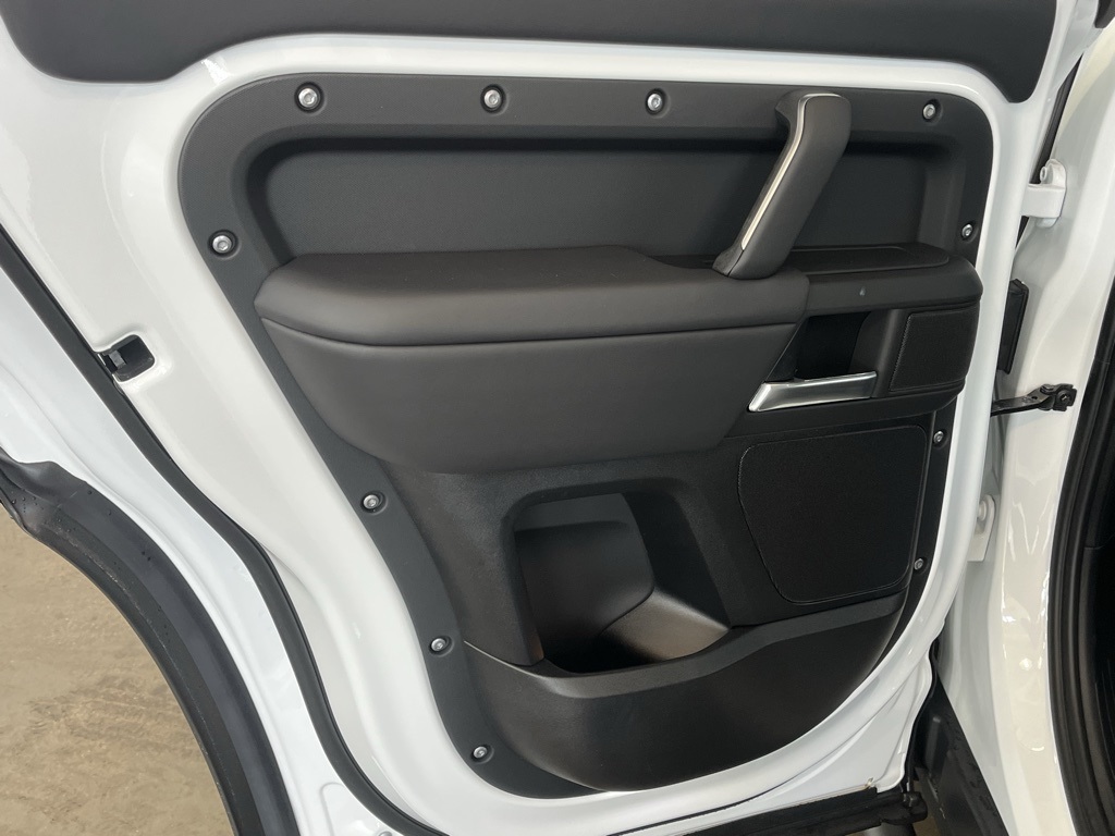 2025 Land Rover Defender 130 X-Dynamic SE photo 29