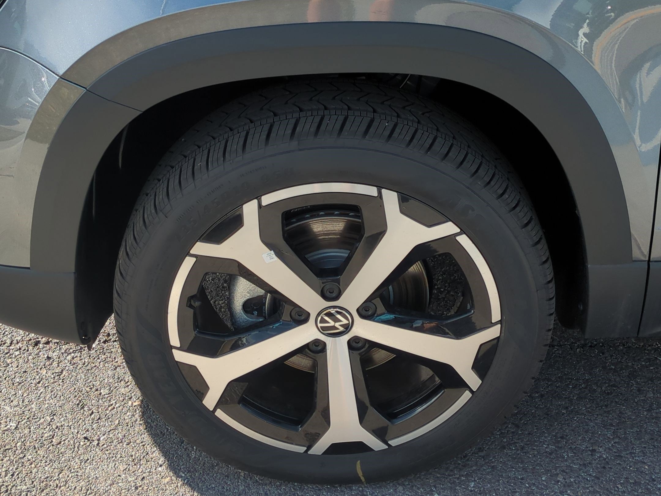 2025 Volkswagen Taos SEL photo 16