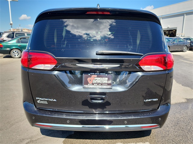 2019 Chrysler Pacifica Limited photo 3