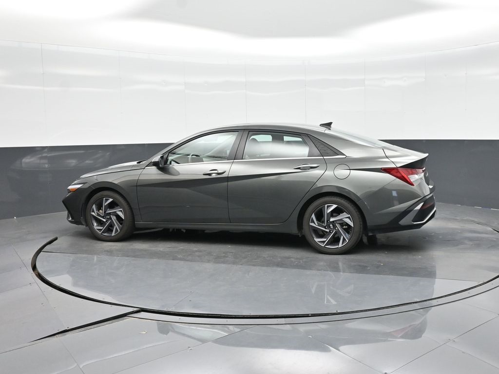 2025 Hyundai Elantra SEL Convenience photo 3