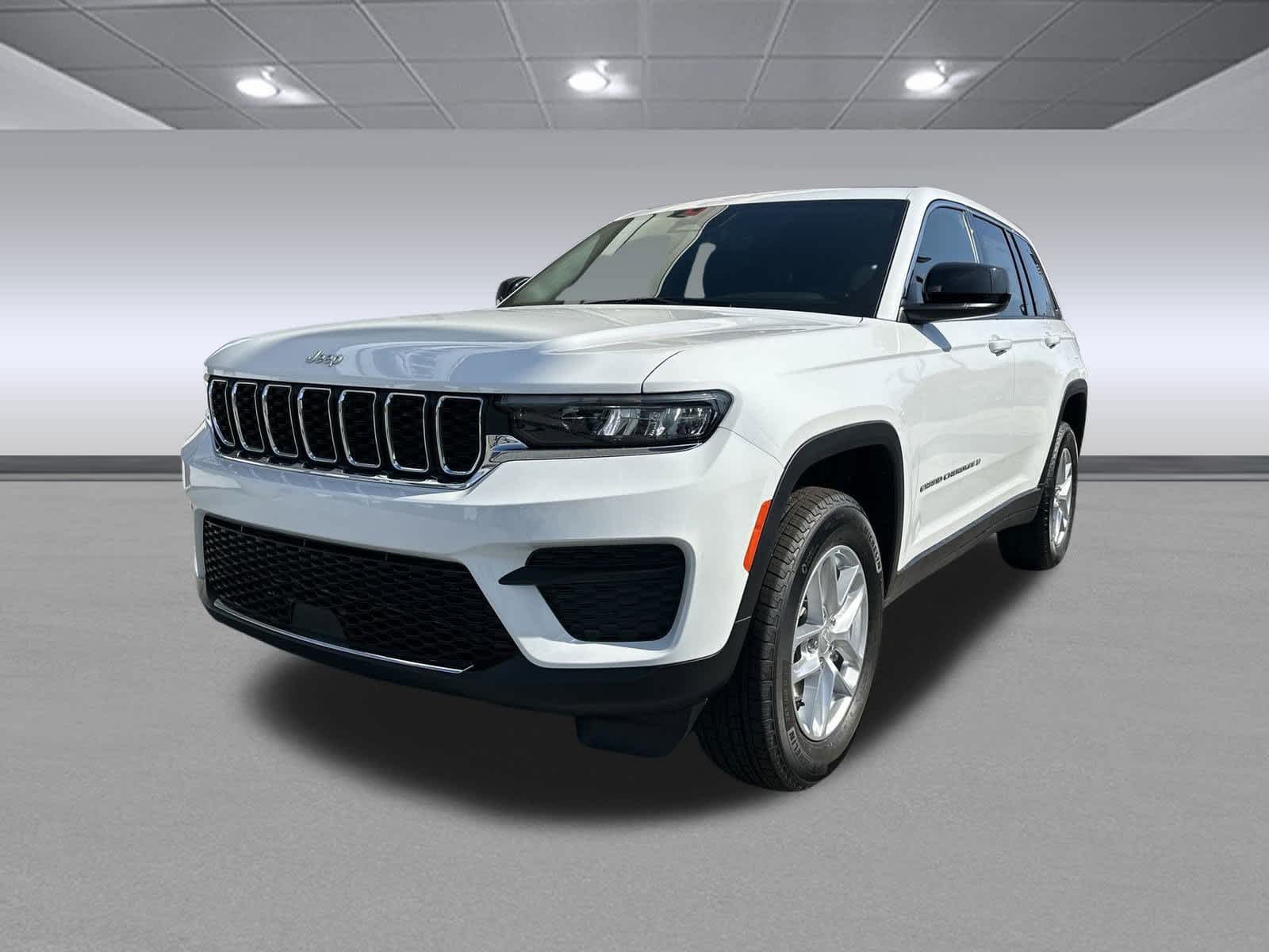 2025 Jeep Grand Cherokee Laredo X photo 3