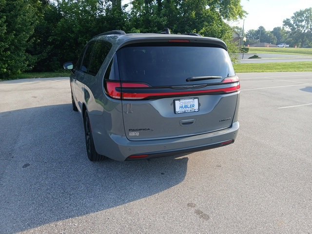 2025 Chrysler Pacifica Limited photo 3