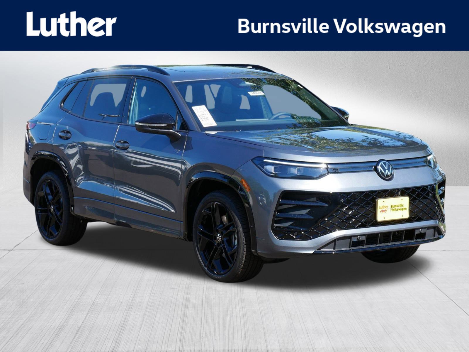 2025 Volkswagen Tiguan SE R-LINE BLACK's photo