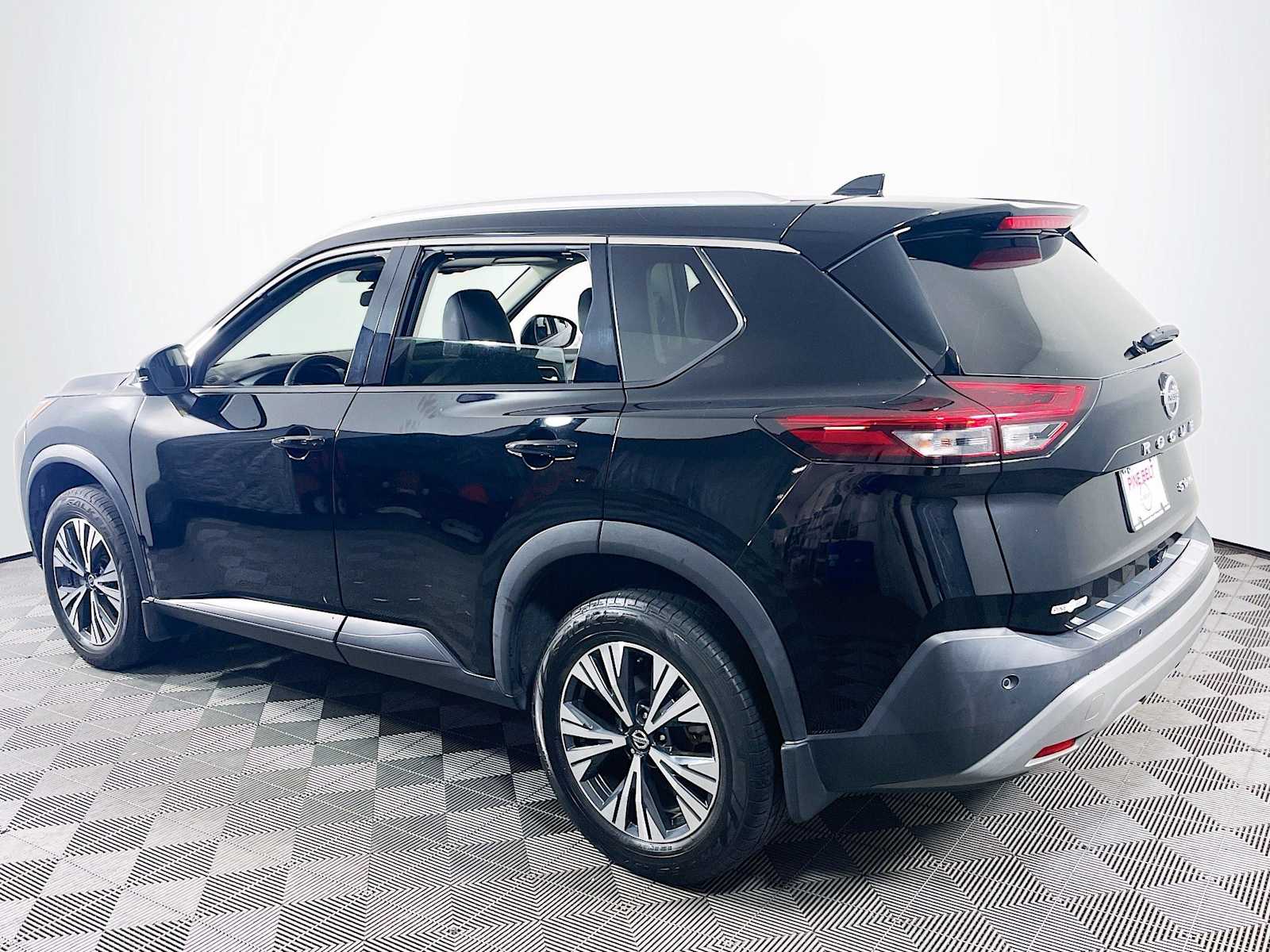 2021 Nissan Rogue SV photo 6