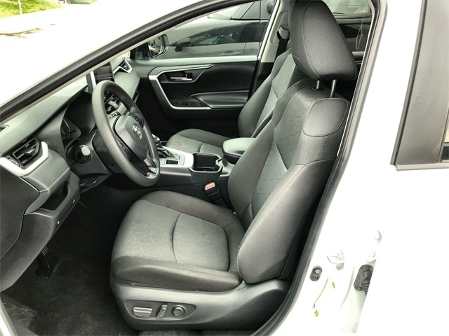 2024 Toyota RAV4 XLE photo 2