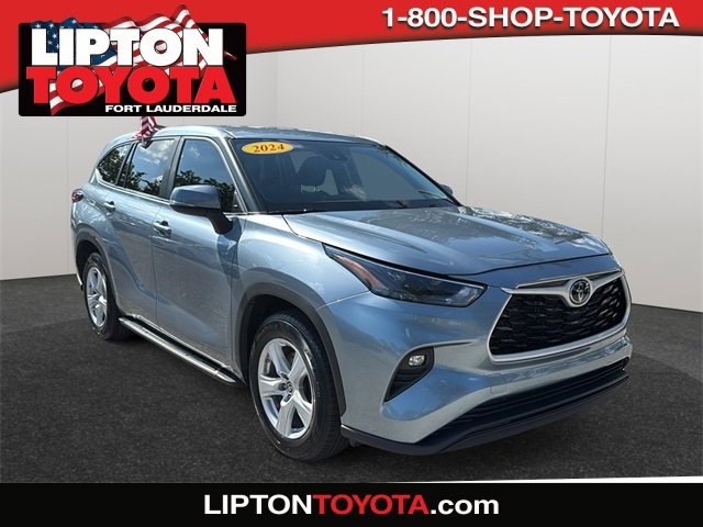 2024 Toyota Highlander LE's photo
