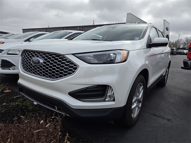 2024 Ford Edge SEL photo 2