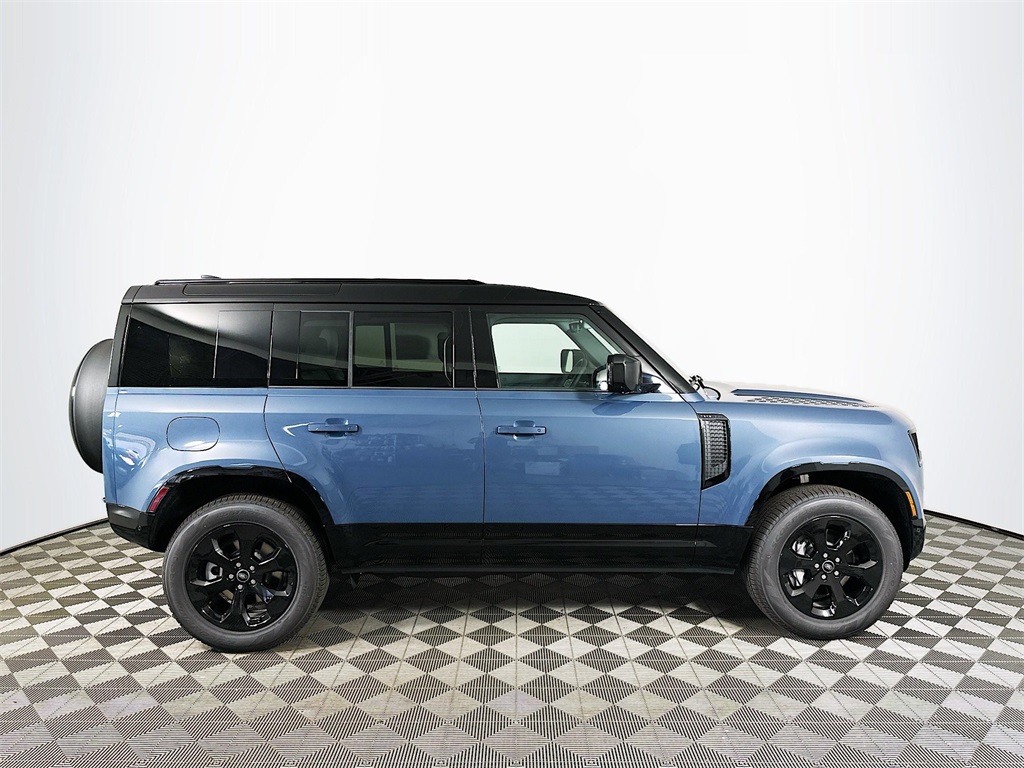 2025 Land Rover Defender 110 X-Dynamic SE photo 3